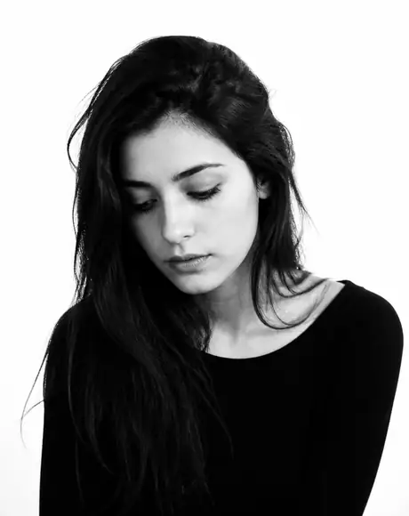 Mujer pensativa en retrato en blanco y negro